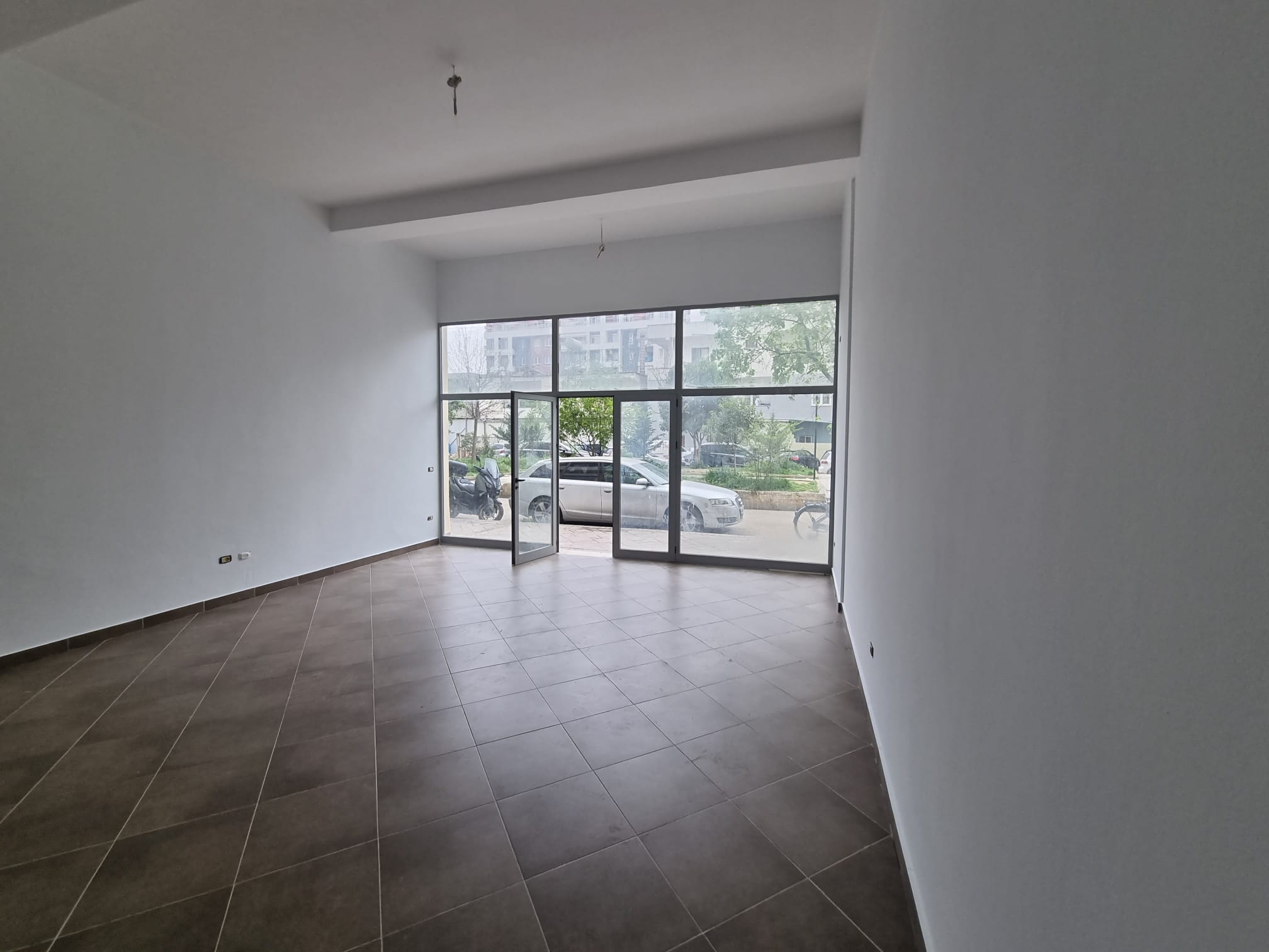 Qera | ambjent biznesi | rruga sokrat miho | 400 €/muaj