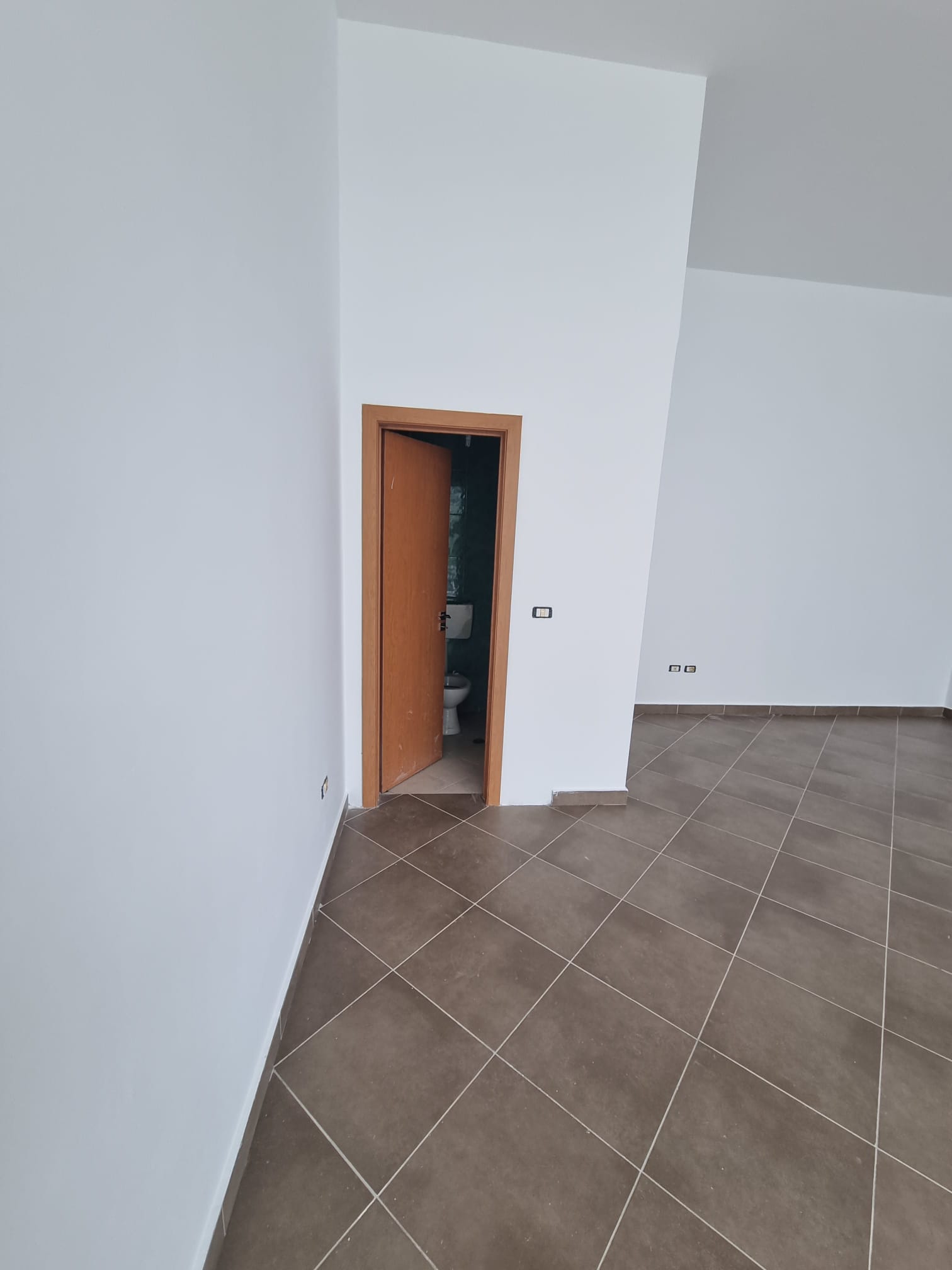 Qera | ambjent biznesi | rruga sokrat miho | 400 €/muaj