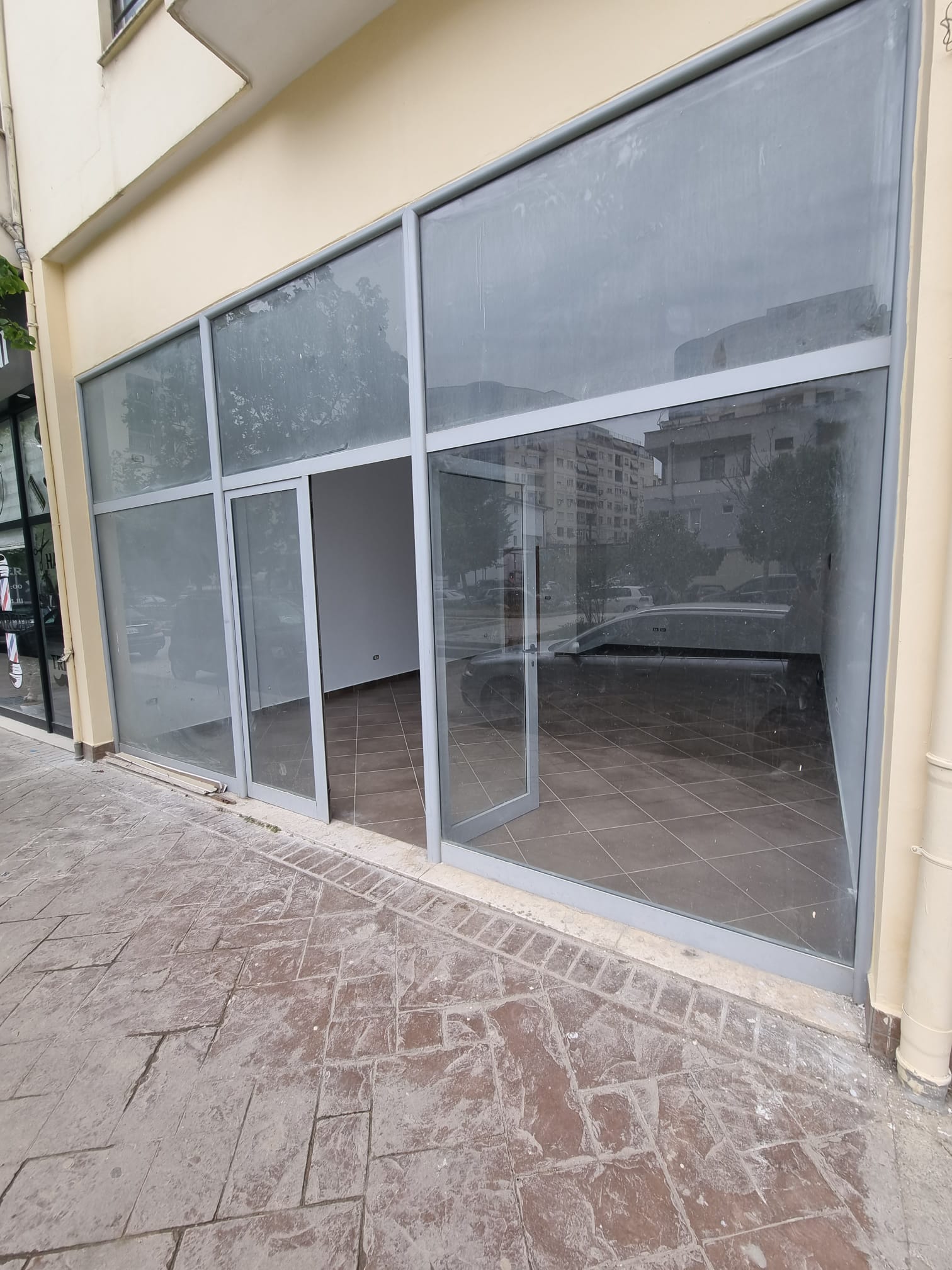 Qera | ambjent biznesi | rruga sokrat miho | 400 €/muaj