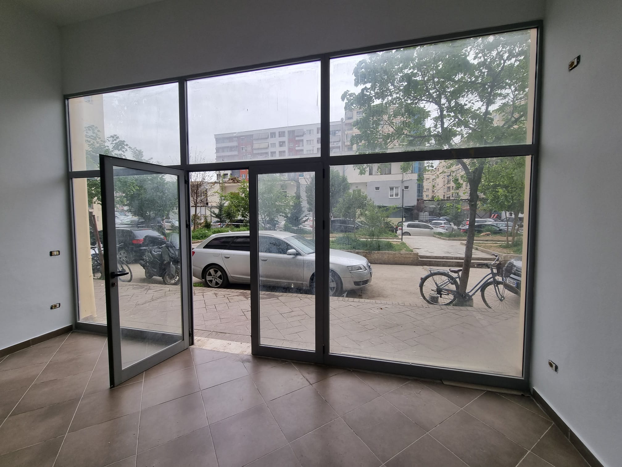 Qera | ambjent biznesi | rruga sokrat miho | 400 €/muaj
