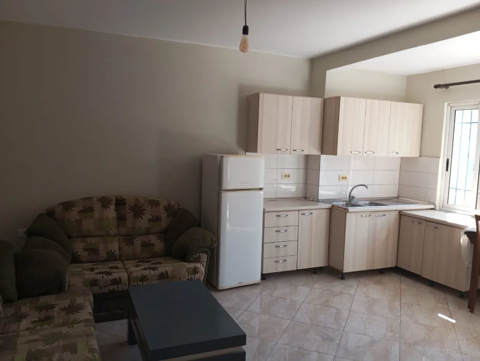 Qera | shtëpi private 1 + 1 + oborr | allias | 300 €/muaj