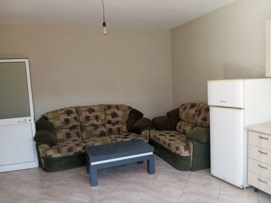 Qera | shtëpi private 1 + 1 + oborr | allias | 300 €/muaj (3)