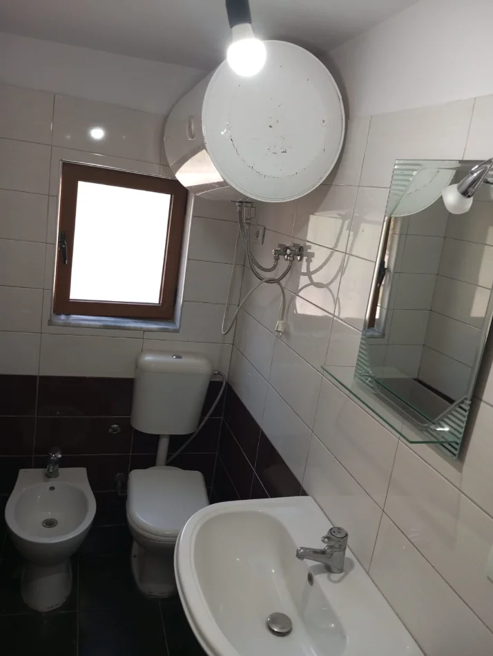 Qera | shtëpi private 1 + 1 + oborr | allias | 300 €/muaj (4)