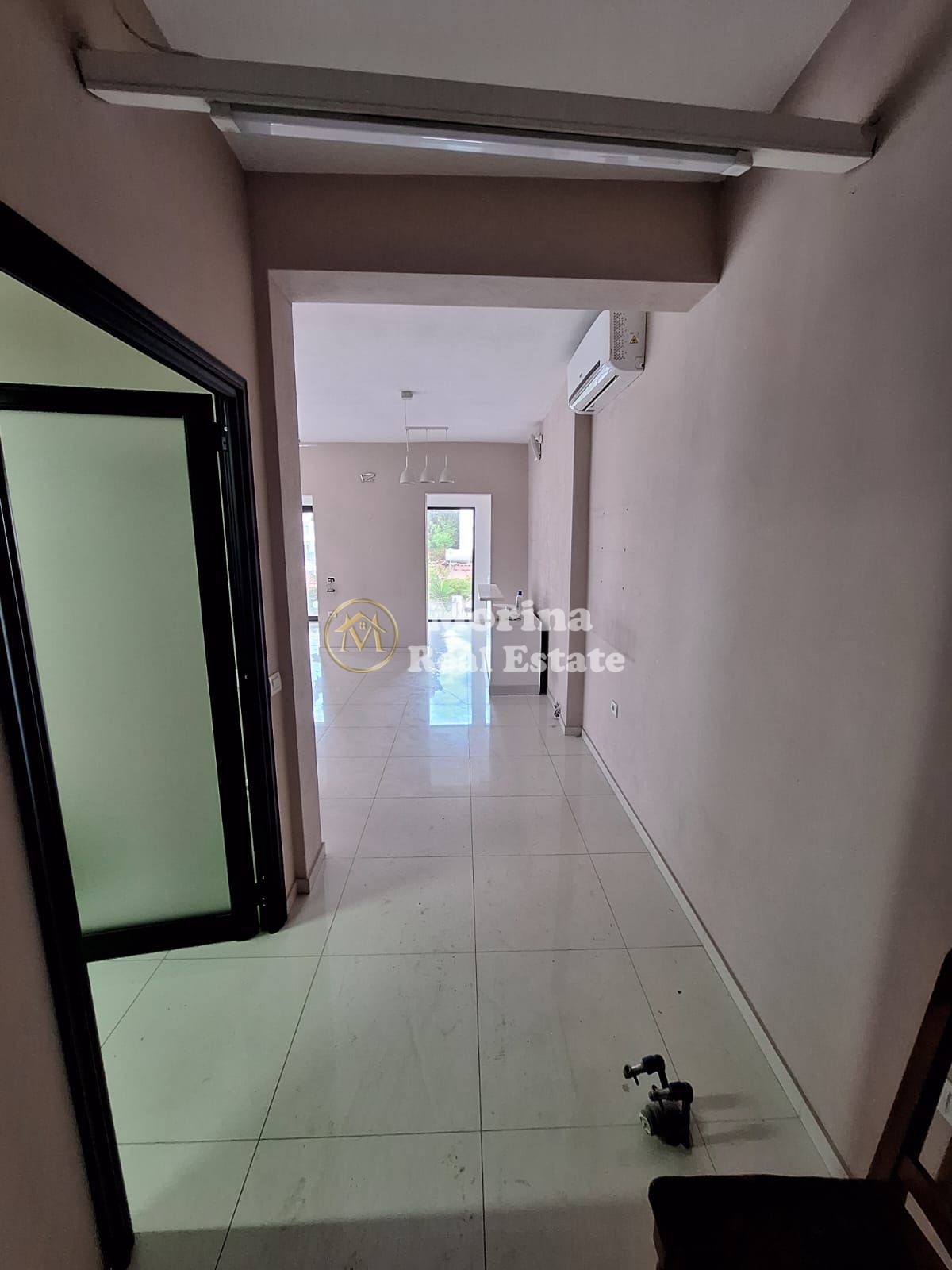 Location, environnement commercial, frais, 1200 euros/mois