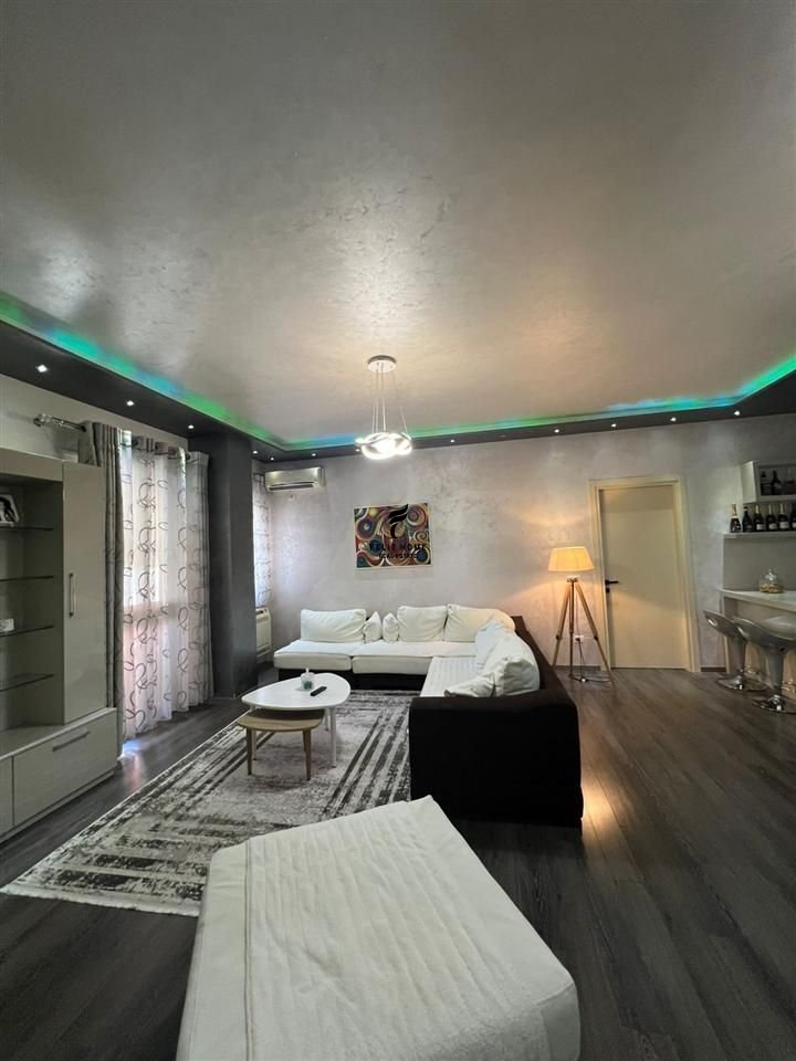 Piso 2+1+2 calle kavajes 290.000 euros