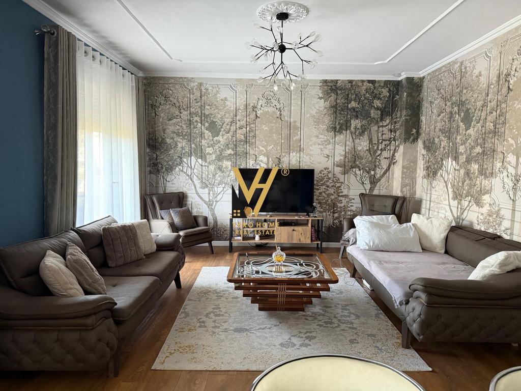 Appartement à vendre 2+1+2 à xhamia, kopshti botanik 300 000 euro