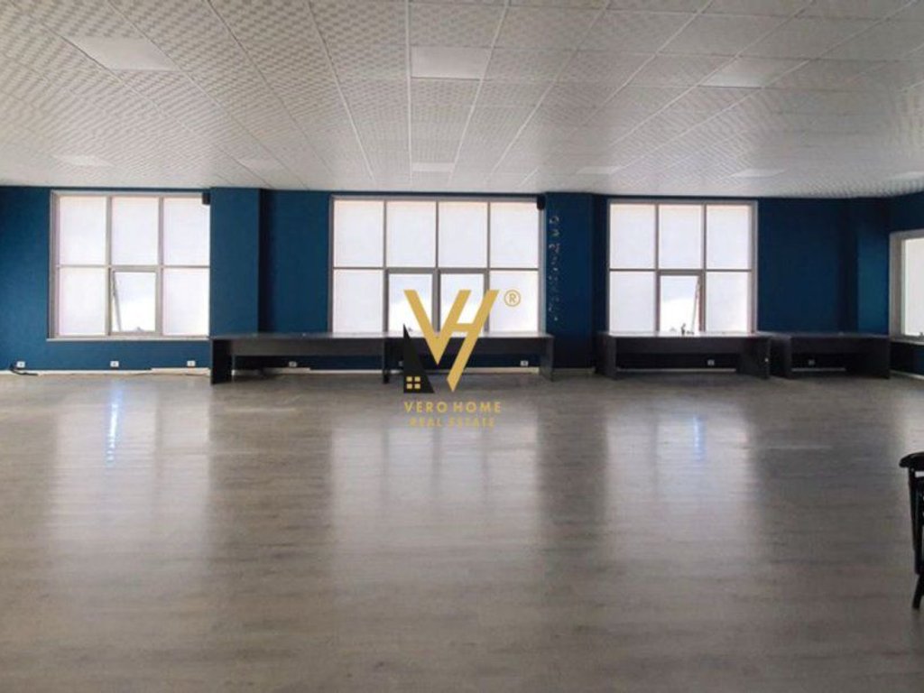 Ambiente commerciale di 240 m² in affitto in via bardhyl 2.500 euro