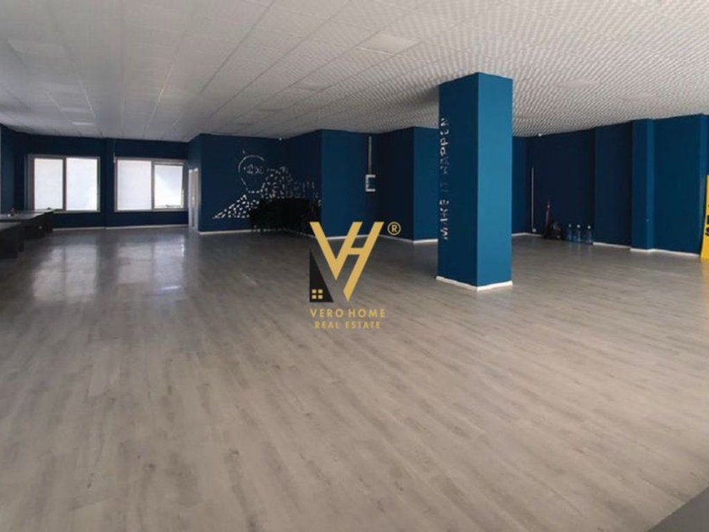 Ambiente commerciale di 240 m² in affitto in via bardhyl 2.500 euro (2)