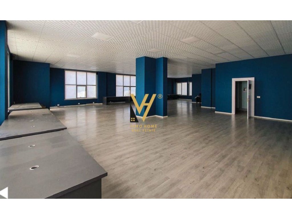 Ambiente commerciale di 240 m² in affitto in via bardhyl 2.500 euro (3)