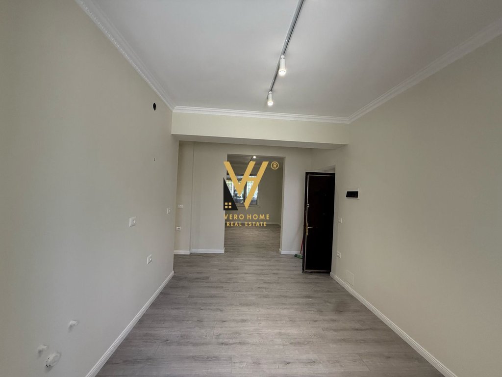 Local commercial à louer 80 m² dans le bloc 1 500 euro (2)