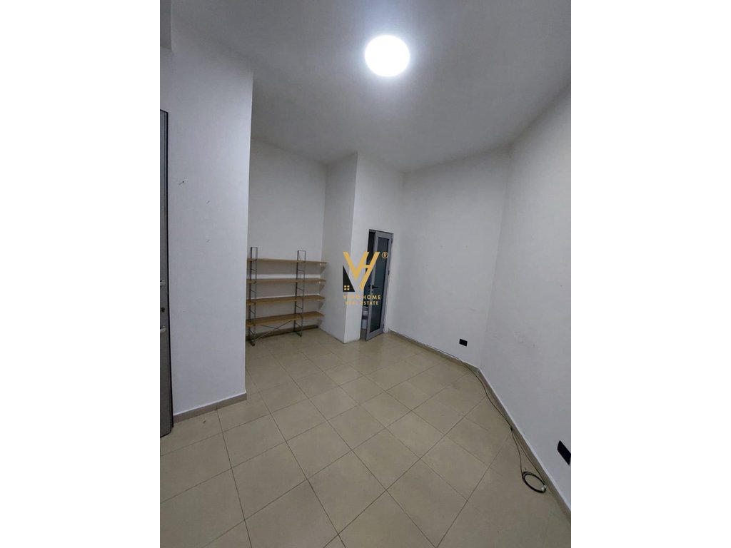 Negozio 21,5 m² nel centro, rr.bardhok biba 175.000 euro