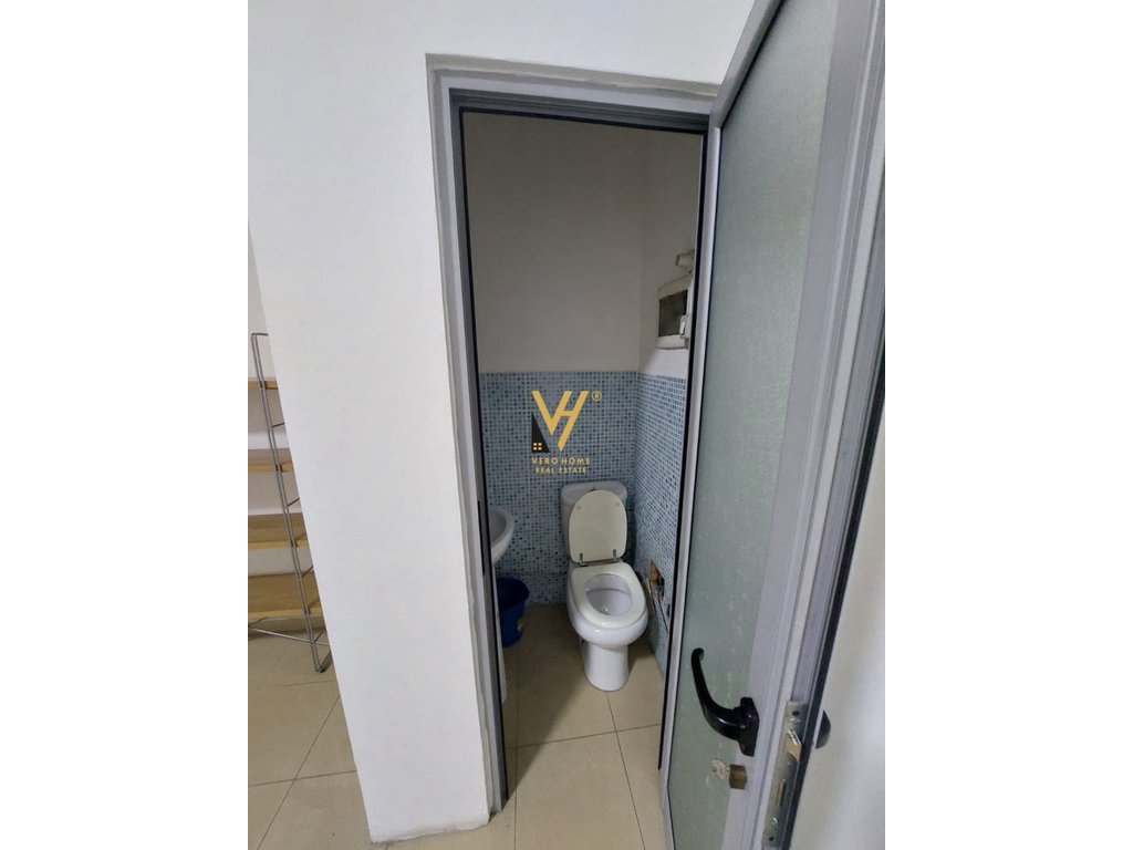 Negozio 21,5 m² nel centro, rr.bardhok biba 175.000 euro (2)