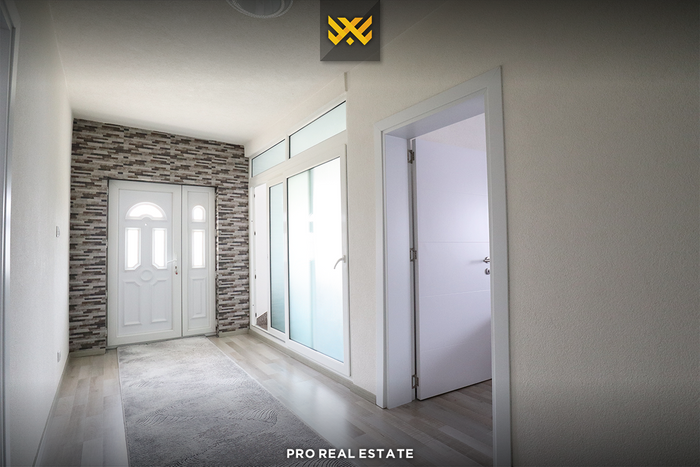 Casa di 220m² in vendita a Obiliq. (7)