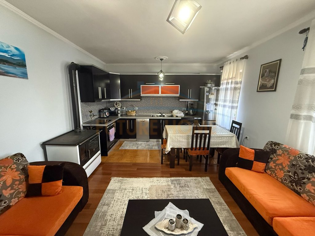 Vendu, villa à 2 étages, lagjia 1, Pogradec.