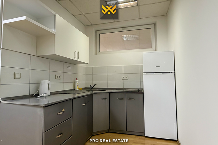 Propiedad de oficina 600m² en alquiler en Pejton (3)