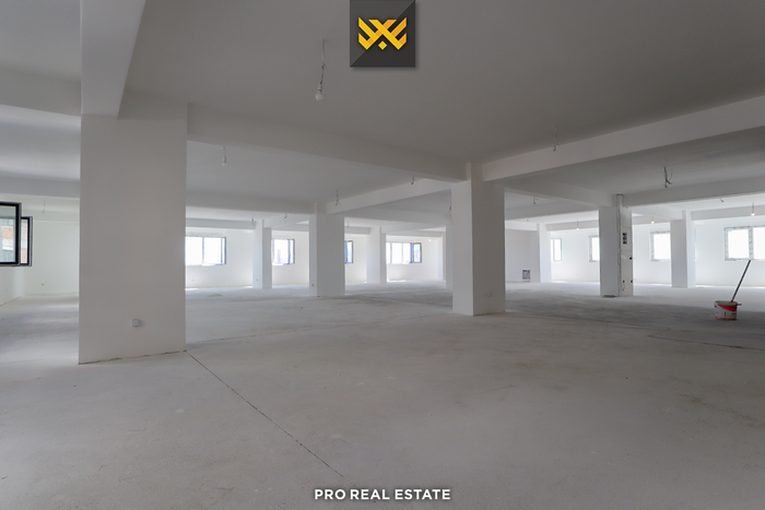Local / escritório 1116m² à venda em Lakrishtë