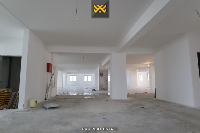 Local / escritório 1116m² à venda em Lakrishtë