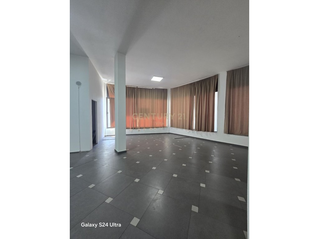 Local commercial à louer 117 m² à shkozet !!
