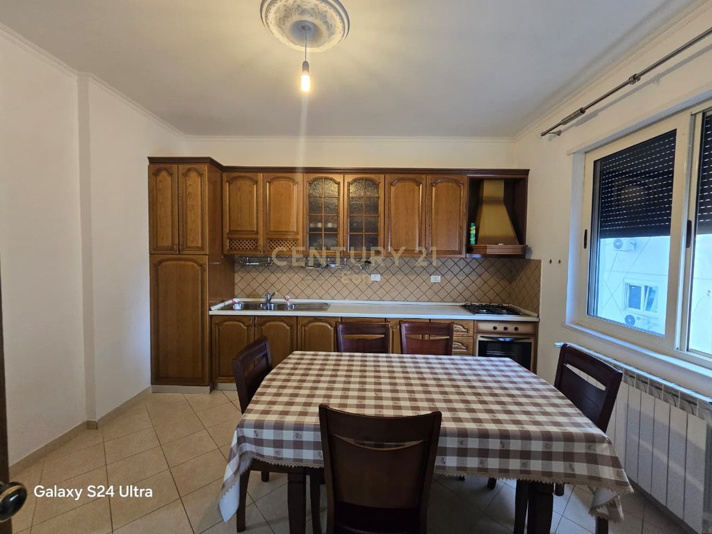 Apartamento 2+1 con garaje en alquiler en el centro!