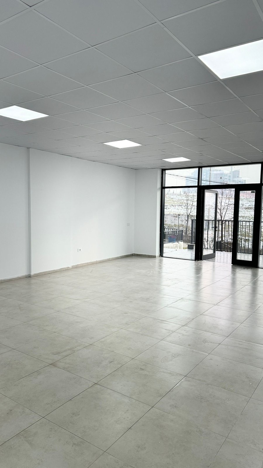 Laden zum verkauf in velani