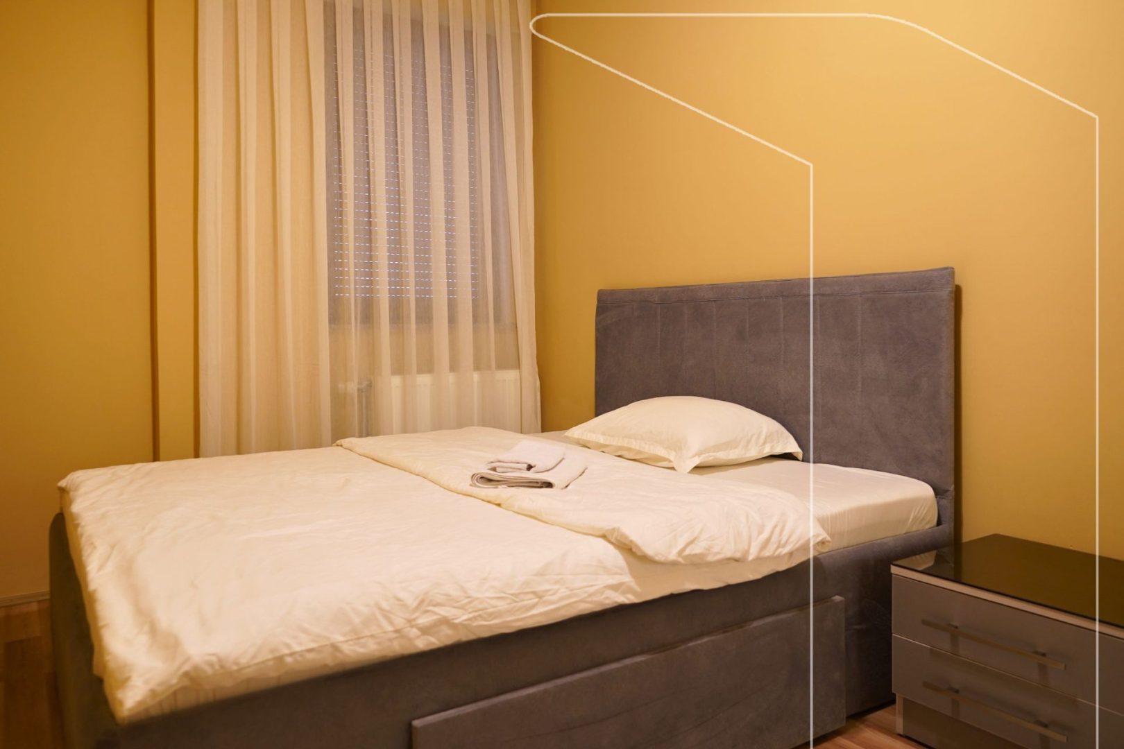 Banesë në shitje – 86 m² | orientim jug–perëndim | pranë hotel sirusi