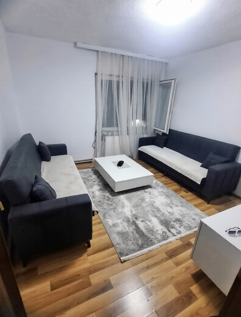 Banesë me qira 1+1 në qendër