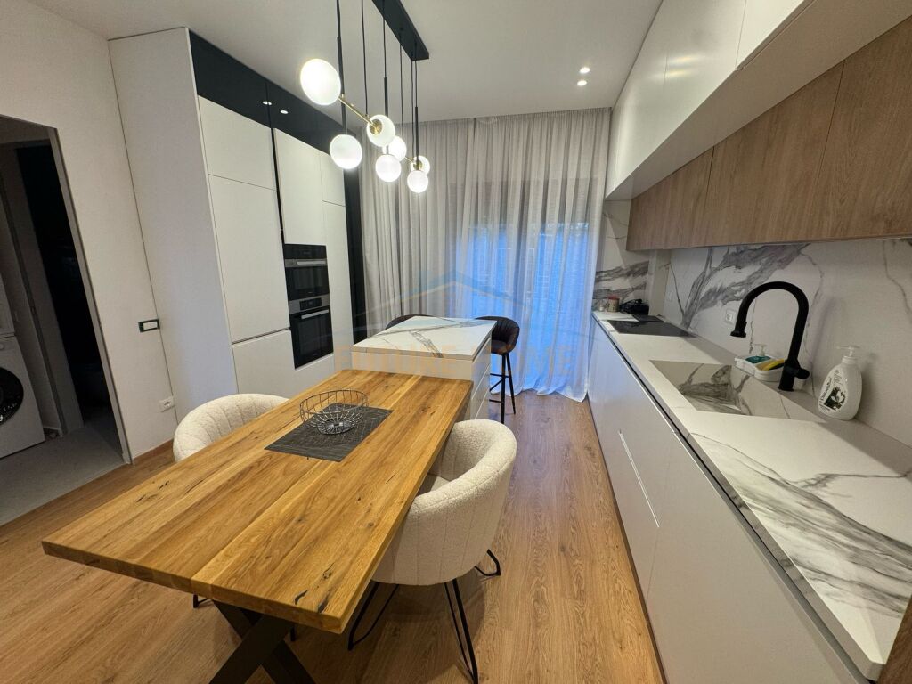 Villa, 3-stöckiges haus, teg, Tirana.