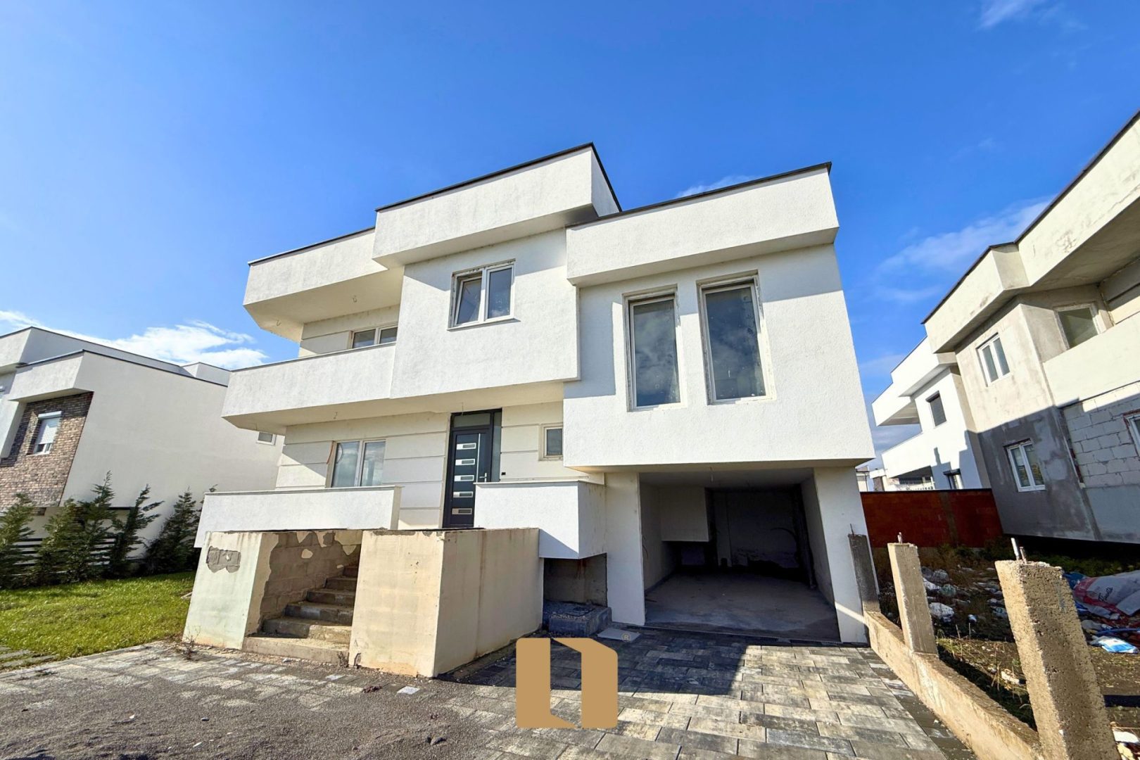 Case in vendita – Vicino al quartiere jonë 300 m²