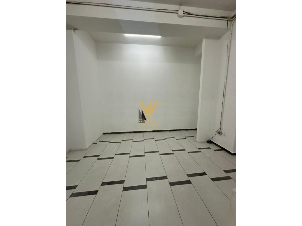 Ambiente comercial de 330 m² para alugar em Astir 1.300 euro