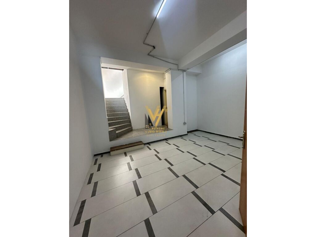 Ambiente comercial de 330 m² para alugar em Astir 1.300 euro
