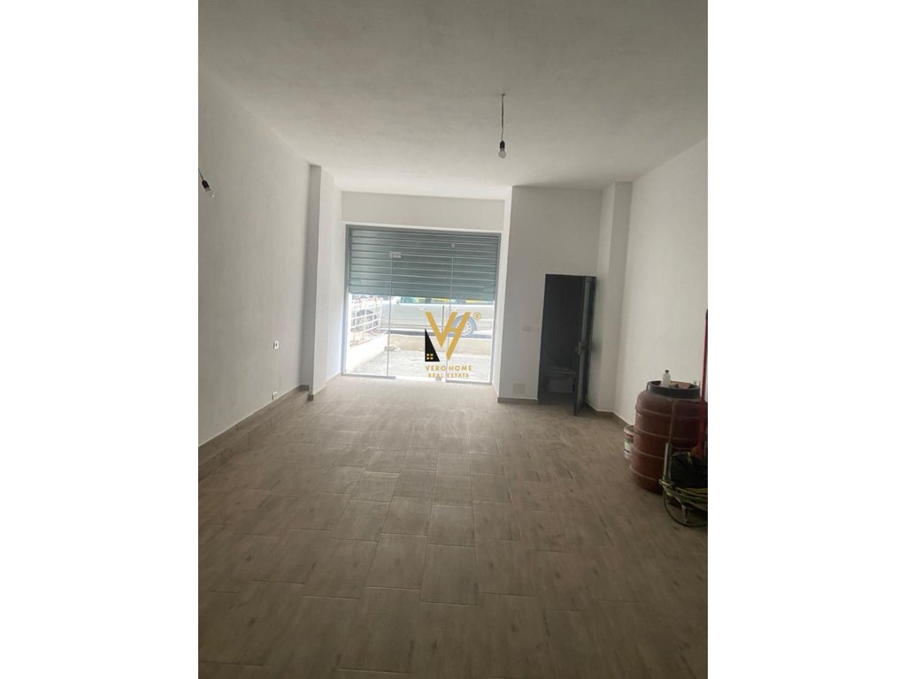 Local en venta detrás de delijorgji 166 m²