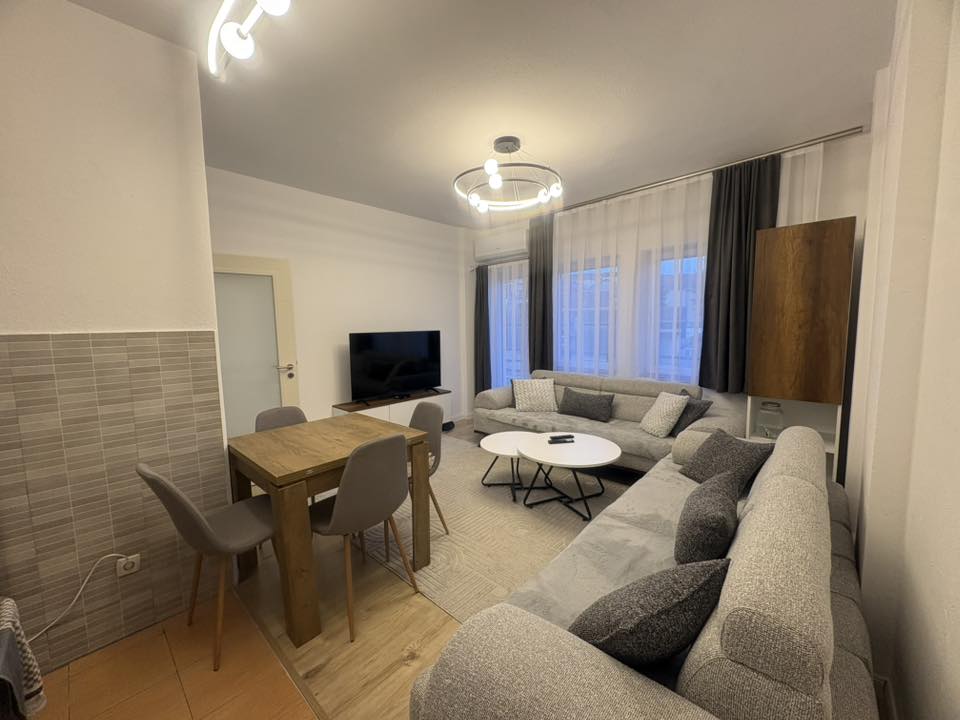 Banesë me qira 1+1 në qendër