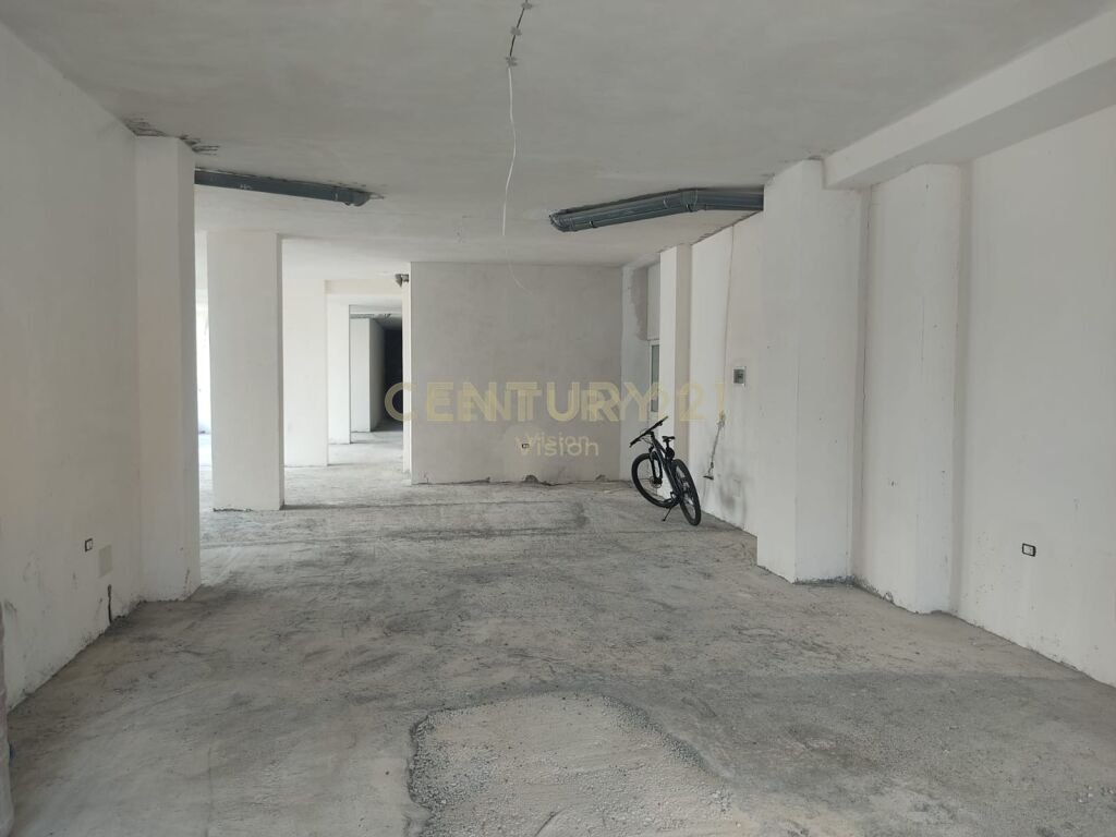 Ambiente comercial para alugar perto da rua gjanë, Shkodër | 266 m²