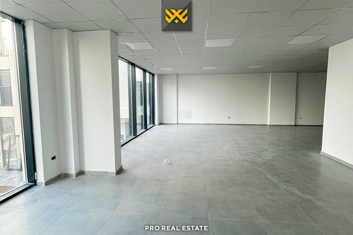 Locale 122,91m² in affitto a velani