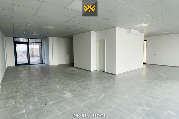 Locale 122,91m² in affitto a velani
