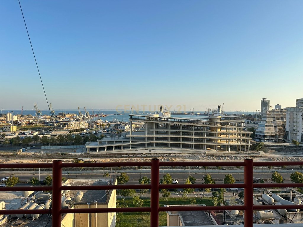 Apartamento 1+1 en venta en el centro de durres con vista al puerto, cerca de ujesjellesit!