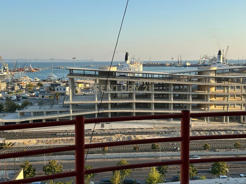 Apartamento 1+1 en venta en el centro de durres con vista al puerto, cerca de ujesjellesit! (2)