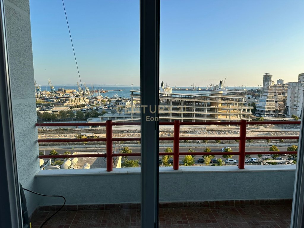 Apartamento 1+1 en venta en el centro de durres con vista al puerto, cerca de ujesjellesit! (3)