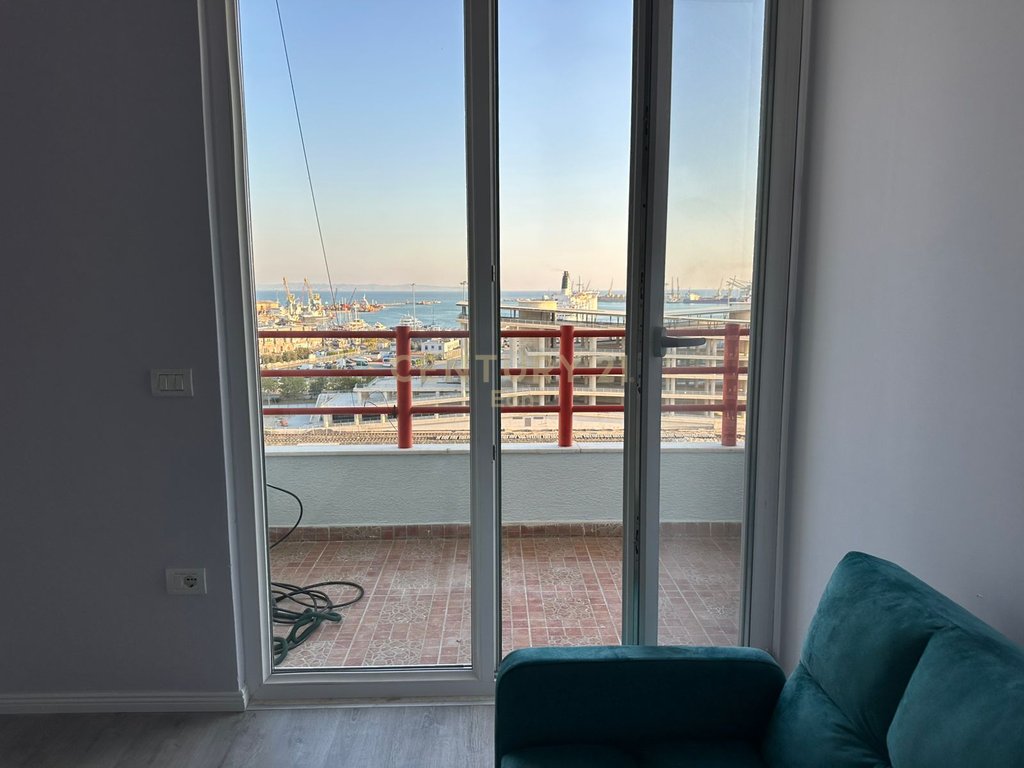 Apartamento 1+1 en venta en el centro de durres con vista al puerto, cerca de ujesjellesit! (4)