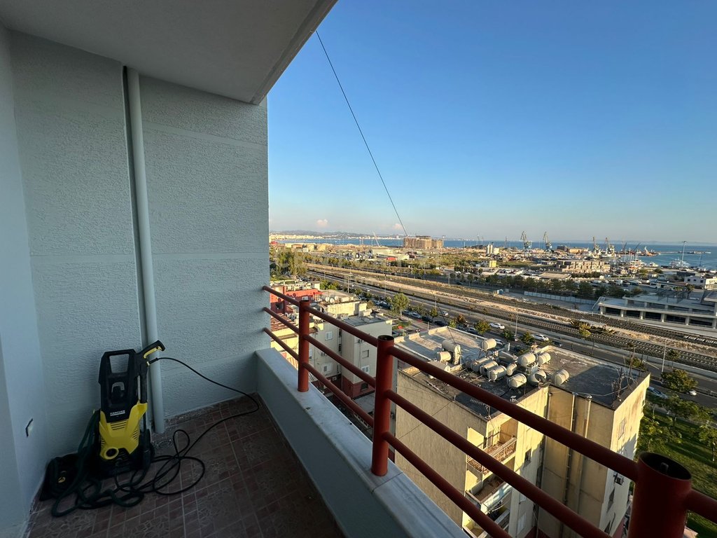 Apartamento 1+1 en venta en el centro de durres con vista al puerto, cerca de ujesjellesit! (6)