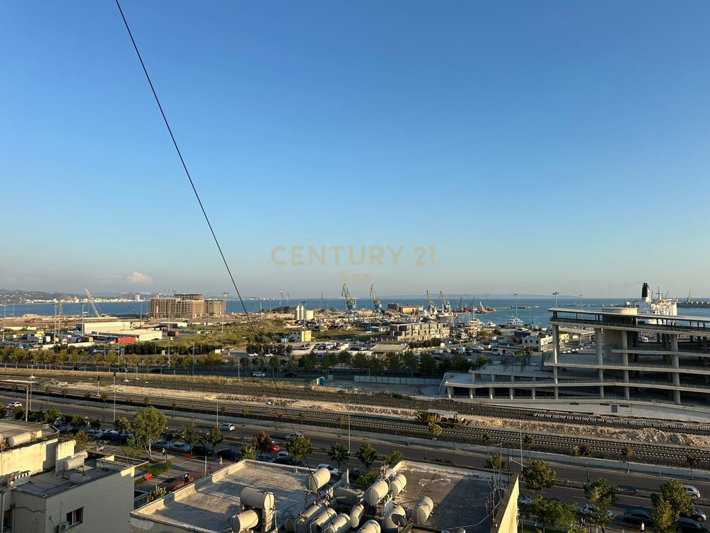 Apartamento 1+1 en venta en el centro de durres con vista al puerto, cerca de ujesjellesit! (7)