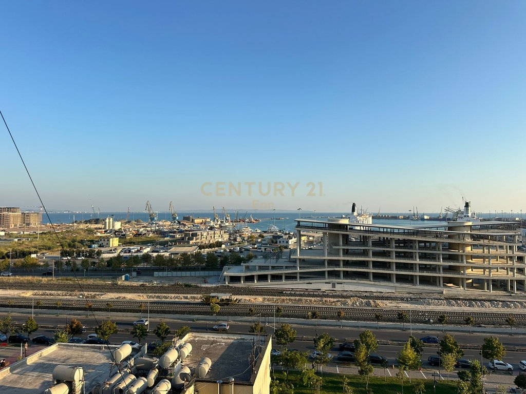Apartamento 1+1 en venta en el centro de durres con vista al puerto, cerca de ujesjellesit! (8)