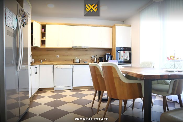 Maison de 296m² à vendre à uglarë