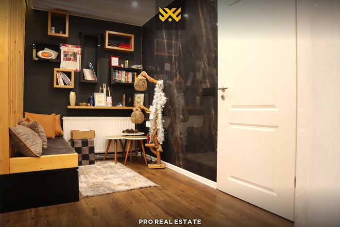 Maison de 296m² à vendre à uglarë