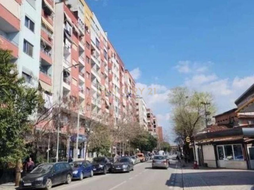 Un locale commerciale di 233 m² su bulevard migjeni, yzberish