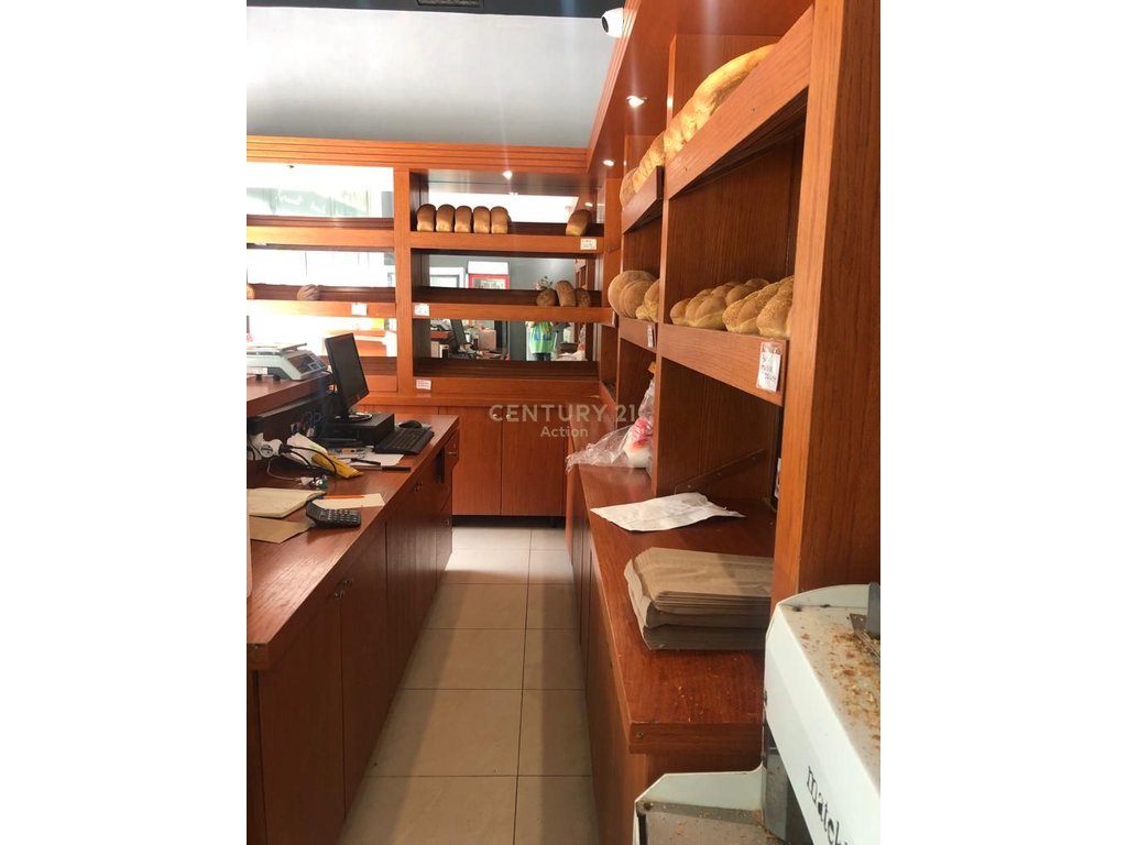 Un locale commerciale di 233 m² su bulevard migjeni, yzberish