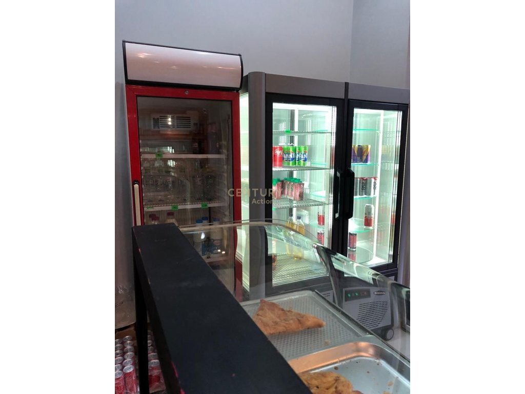 Un locale commerciale di 233 m² su bulevard migjeni, yzberish