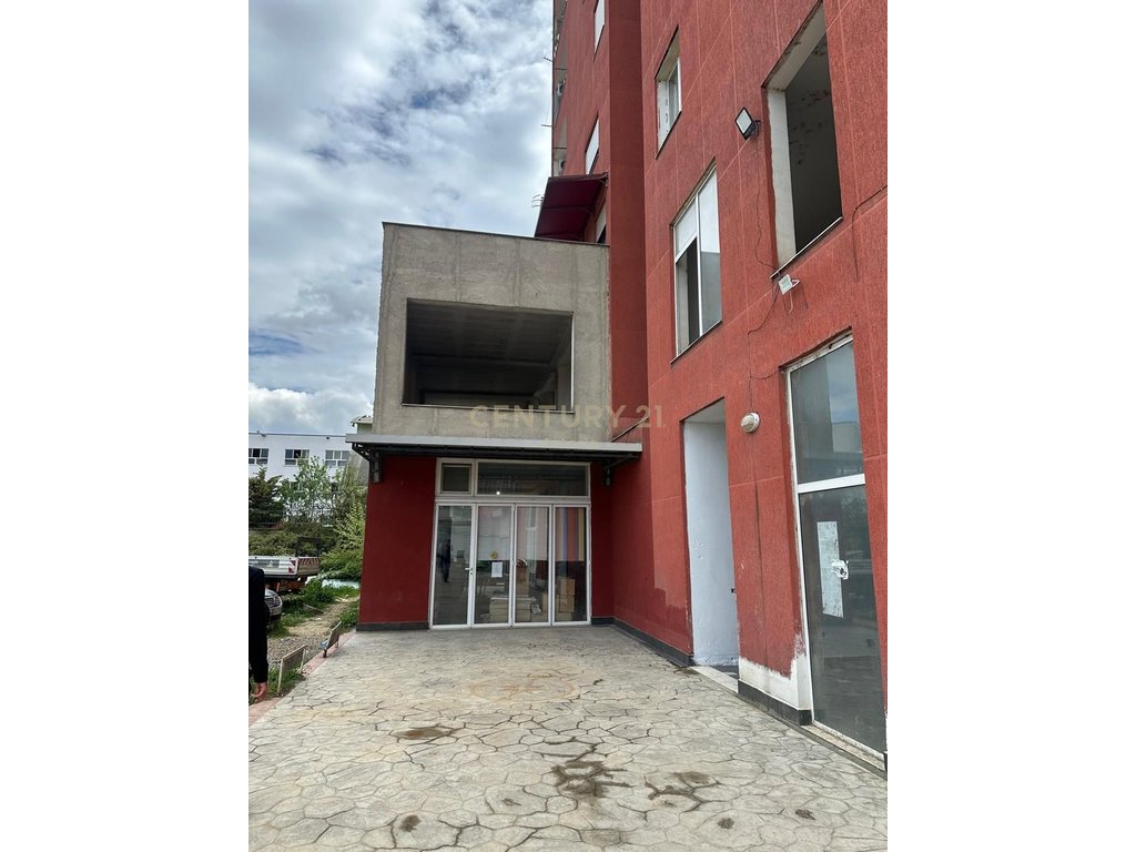 Un locale commerciale di 233 m² su bulevard migjeni, yzberish