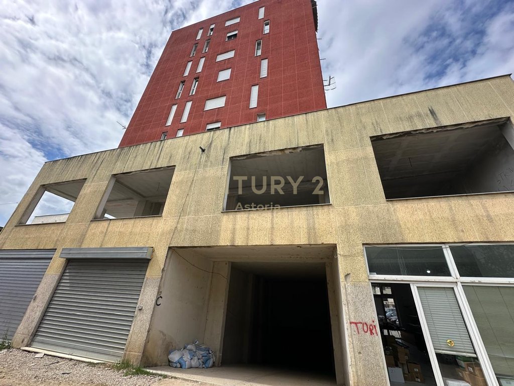 Un locale commerciale di 233 m² su bulevard migjeni, yzberish