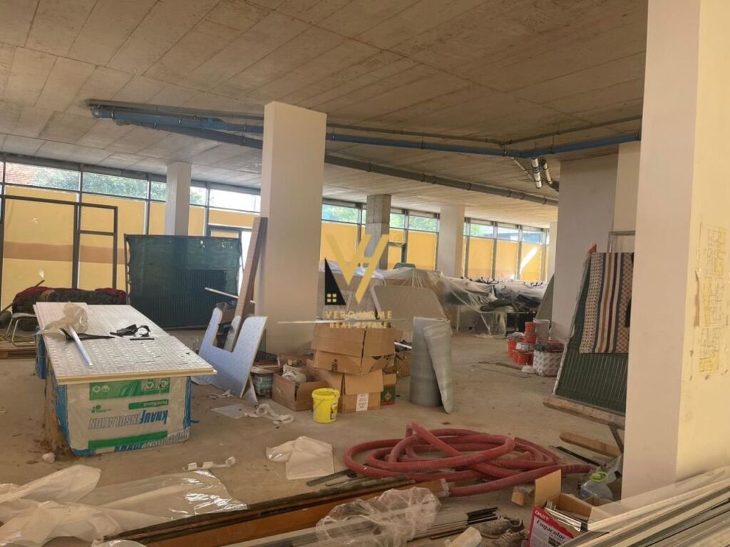 Vendesi negozio in via Elbasan 376 metri quadrati
